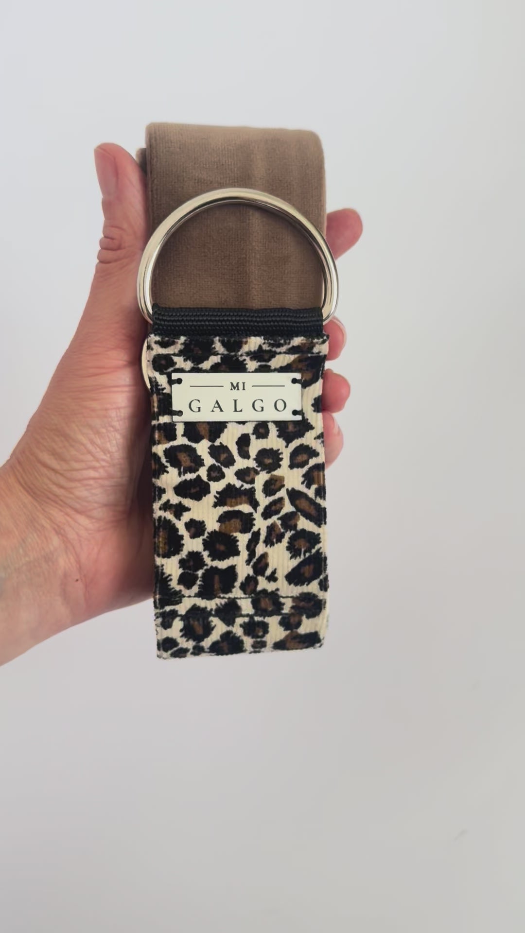 Peggy leopard print limited slip collar in motion